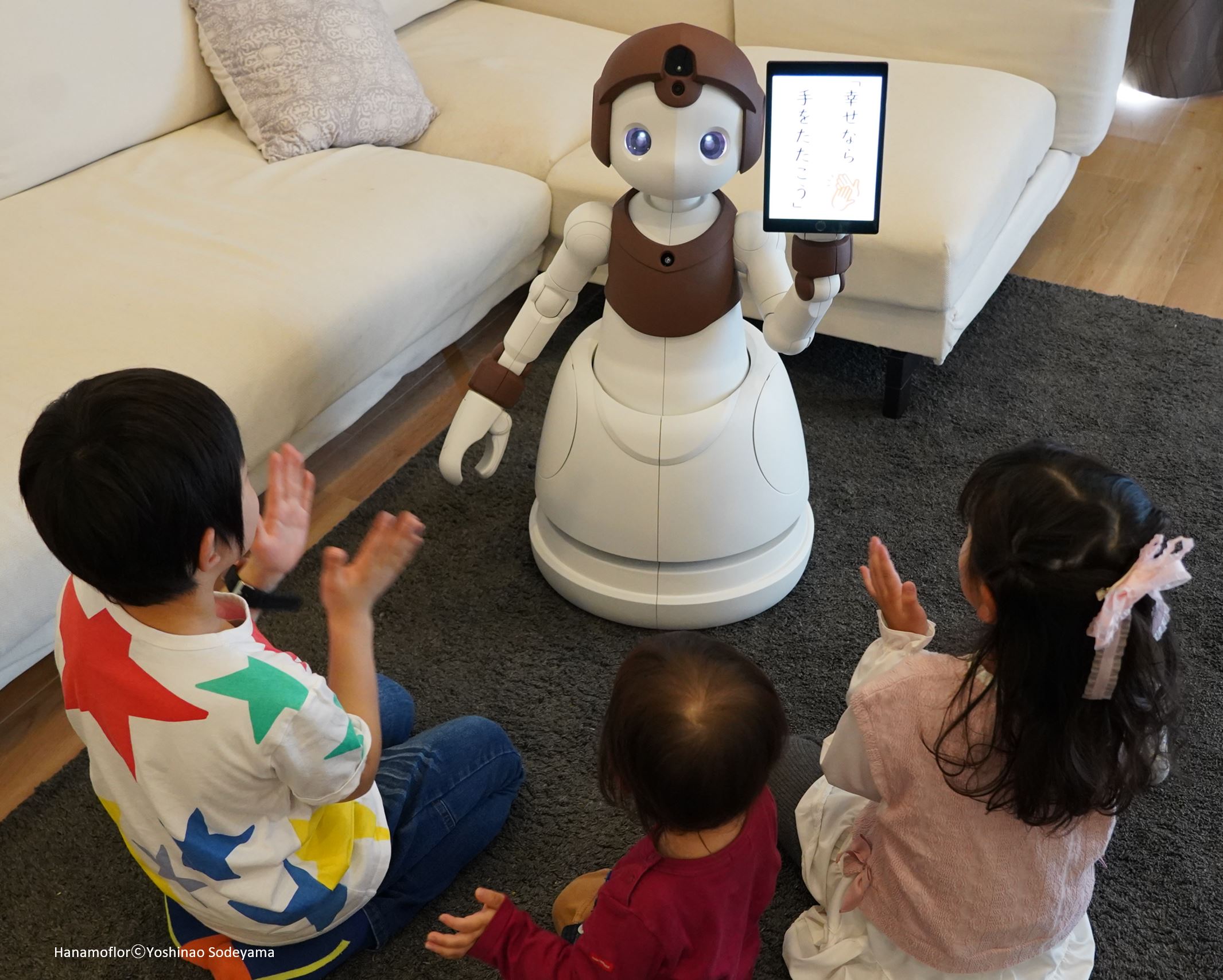 向き合っているハナモフロルと子どもたち